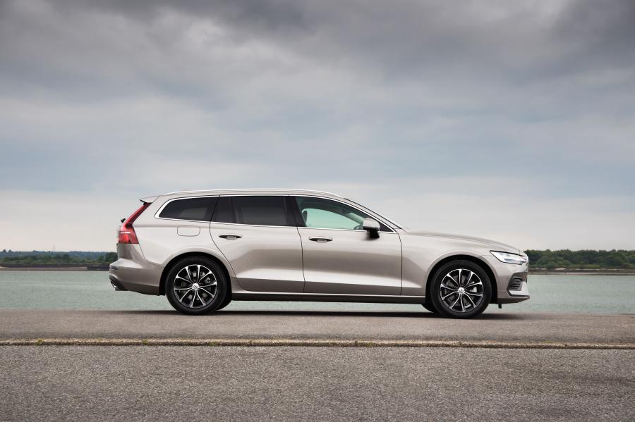  Volvo V60 D4 Momemtum 2018 года  (UK) (фото 20 из 40)